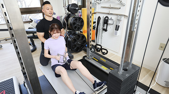 40代以降で痩せにくくなる3つの科学的理由と解決法- 5 ダイエットの為に筋トレする女性